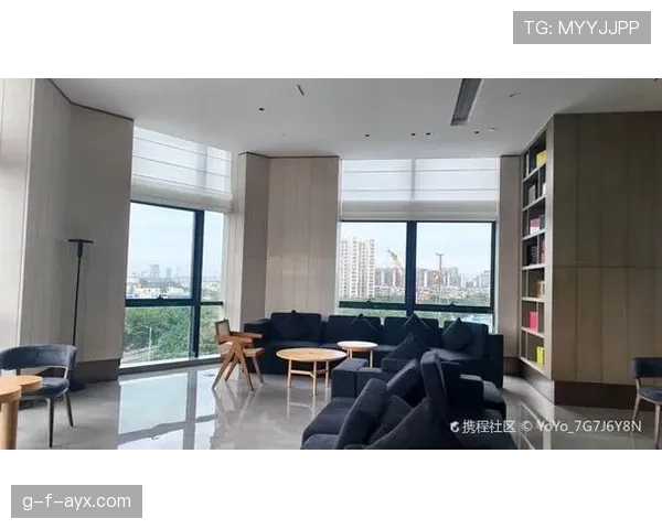 张博恒训练完直接瘫地上啃香蕉，这自律和松弛感我真学不来