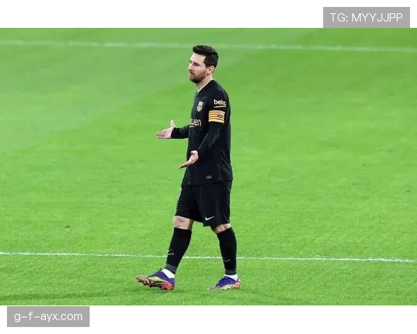 莱万每天五点起床练射门，家里冰箱贴满训练计划，老婆说他连度假都在数步数