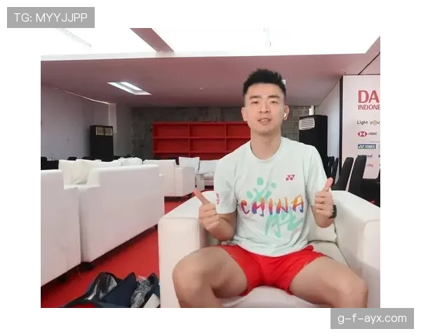 郑思维训练完直接啃鸡腿，这自律和放纵切换也太丝滑了